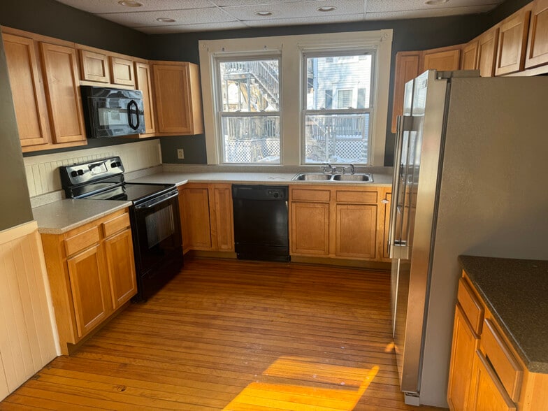 Building Photo - 198 Summer St