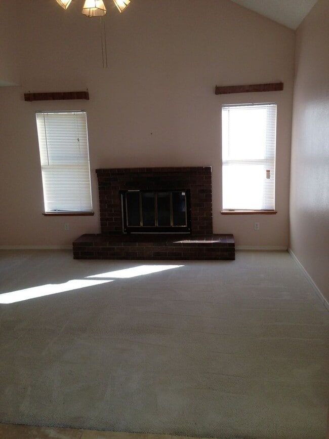 Building Photo - SW Bakersfield home!