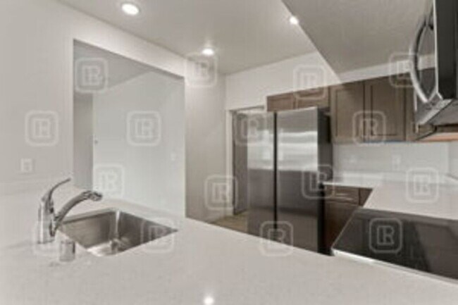 Building Photo - 307 S Grady Ln