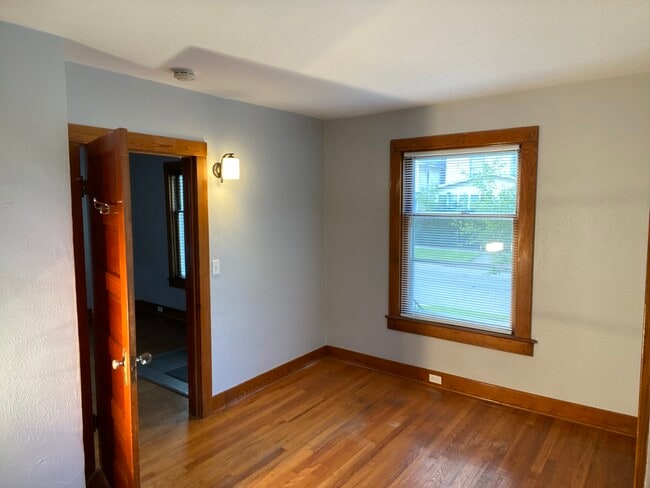 Building Photo - 834 4th St NW