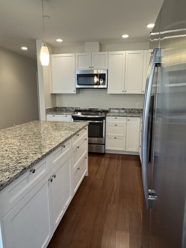 Building Photo - 125 Midway