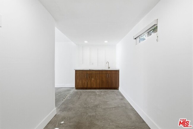 Building Photo - 6415 Madden Ave