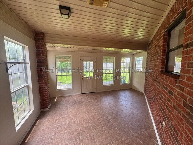 Building Photo - 4422 Egret Dr