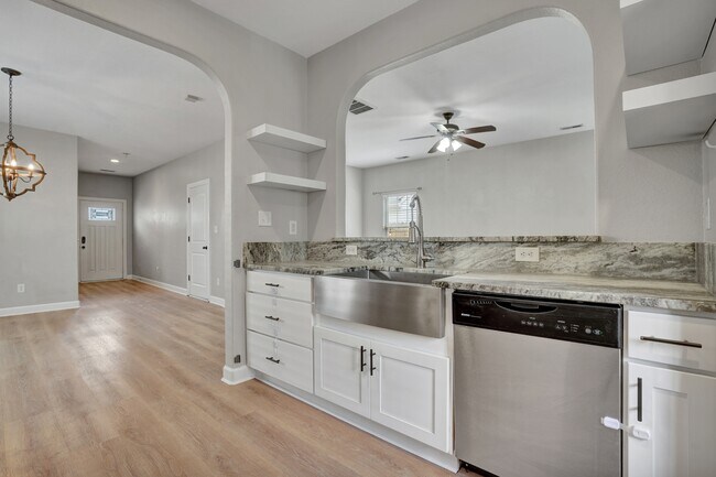 Building Photo - 211 Thalia Rd