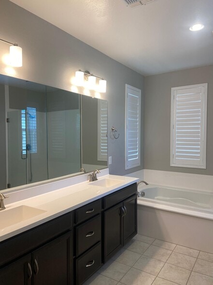 Master Vanity - 1326 N Zane Dr