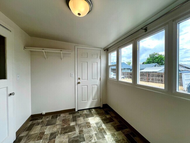 Building Photo - DTieton