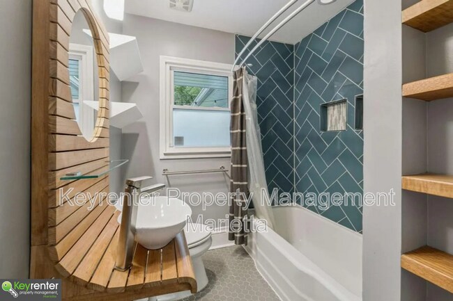 Building Photo - 2274 Edgemore Dr SE