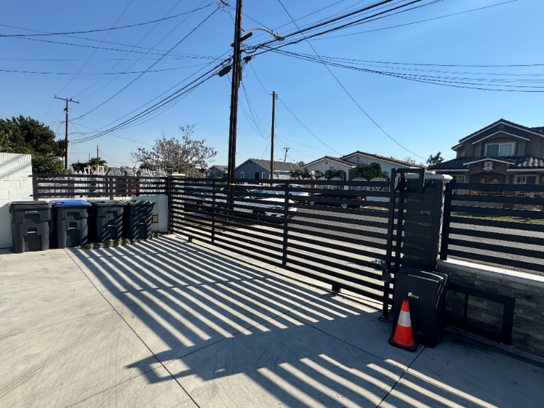 Building Photo - 1313 W 4th St