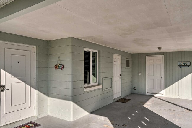 Building Photo - 1017 Pineland Ave