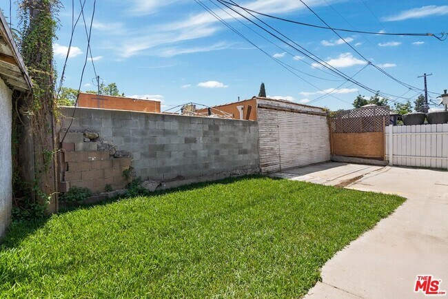 Building Photo - 820 W 98th St