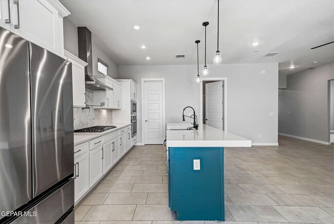 Building Photo - 329 Hector Porras Dr