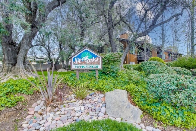 Building Photo - UPDATED2 Bed/2 Bath Alpine Oaks Condo