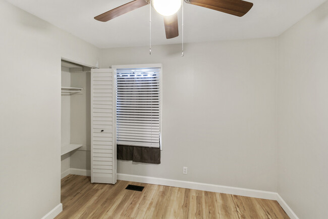 Building Photo - 215 E Maxon Ln