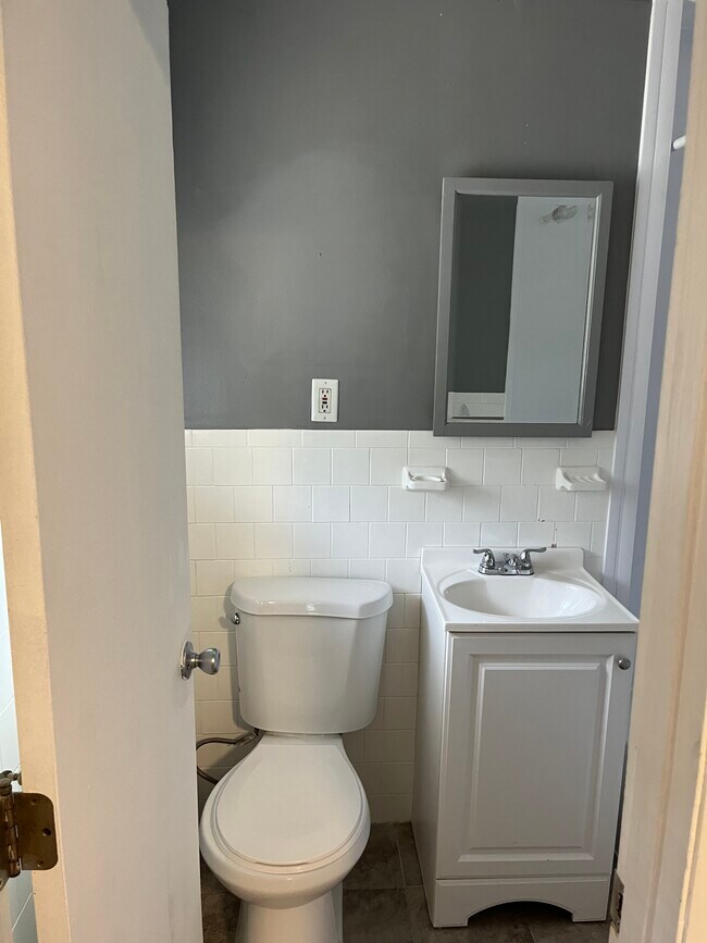 Building Photo - D2 Unit 2 Colonial Drive