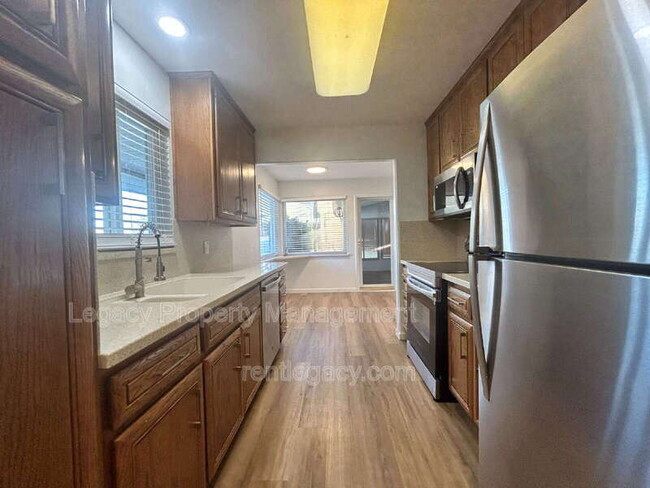 Building Photo - 5200 Fernwood Way