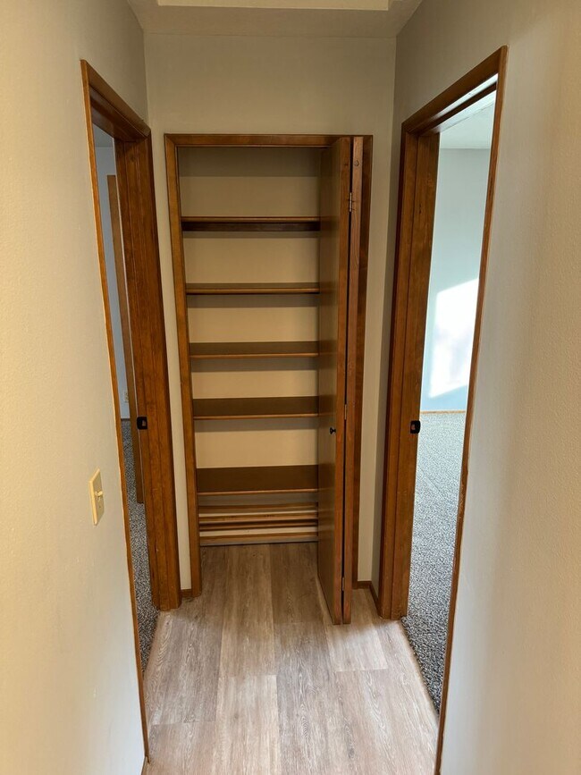 Building Photo - Beautifully updated 3 bedroom, 2 bath house in Eugene!