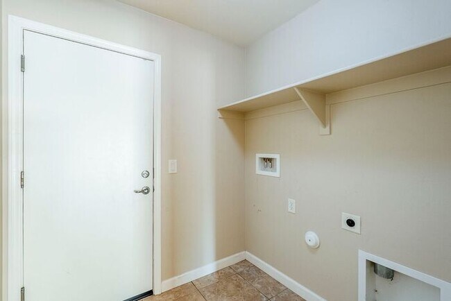 Building Photo - Pending/ Rented - Bright & Airy 4-Bedroom ...