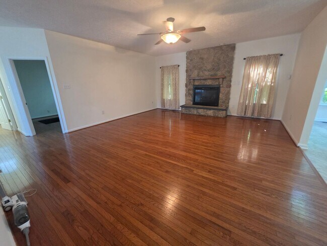 Building Photo - 558 Windsong Dr