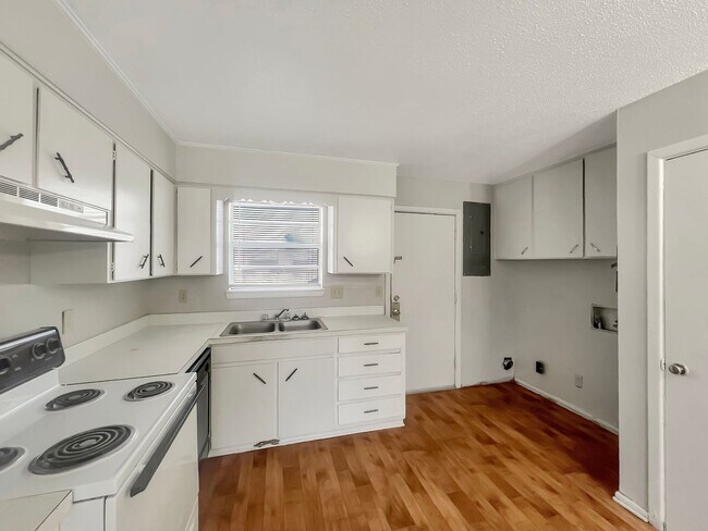 Building Photo - 519-521-521 E Sunset Cir