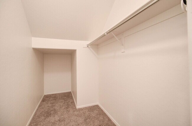 Building Photo - 2026 E County Down Dr