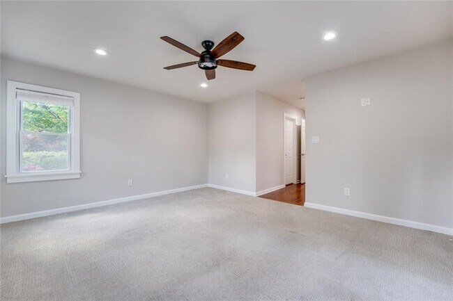 Building Photo - 35 Ashleigh Terrace NE