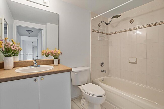 Building Photo - 9340 Fontainebleau Blvd