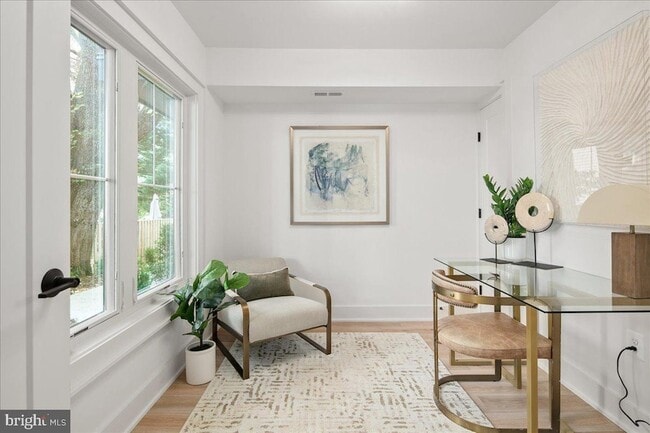 Building Photo - 911 N Irving St