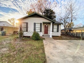 Building Photo - Remodeled 2BR/1BA with Hardwood Floors & L...