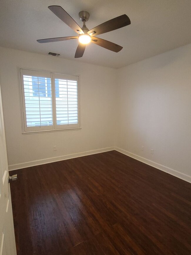 Building Photo - Beautiful Tri-Level Home in Hercules