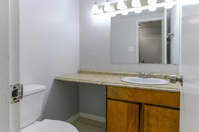 Building Photo - Move In Ready Townhome in Gaithersburg!