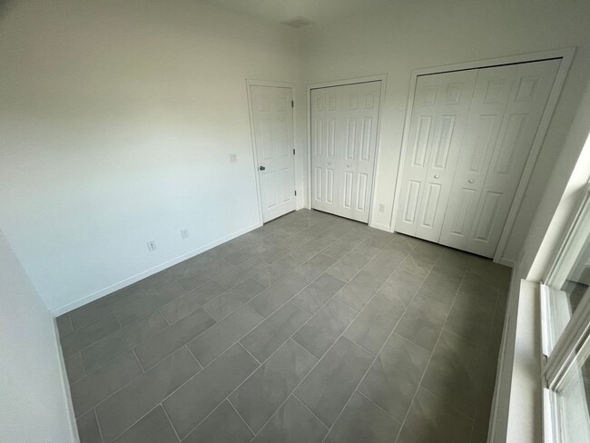 Building Photo - Bright & Modern 2 Bed-1 Bath Pet-Friendly Home in desirable Alva, FL!