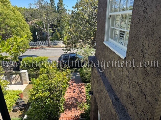 Building Photo - Private and Cozy 4 Bedroom Home located in...