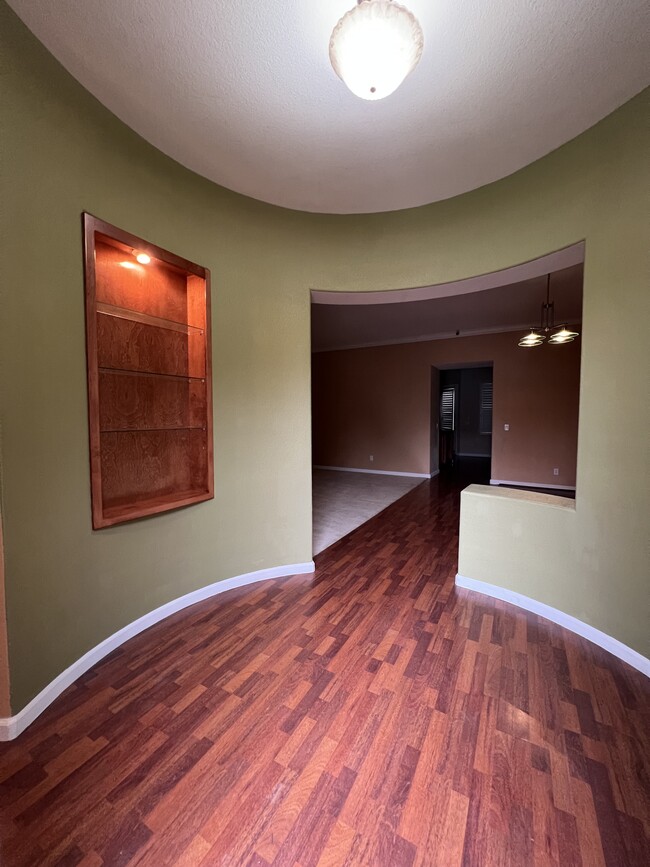 Entry - 5909 Silveroak Cir