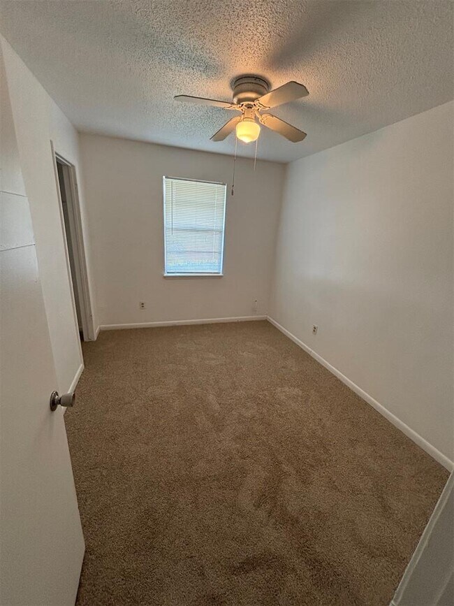 Building Photo - 744 N Markwell Ave