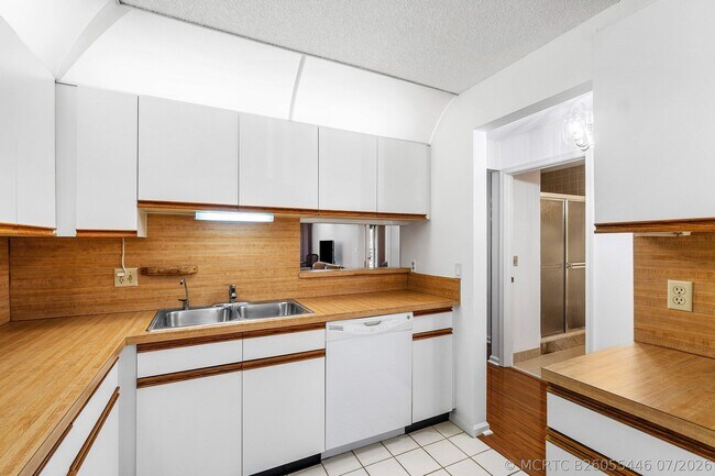 Building Photo - 10137 Mangrove Dr