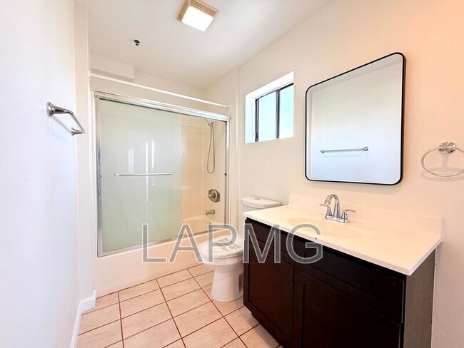 Building Photo - 432 N Kingsley Dr