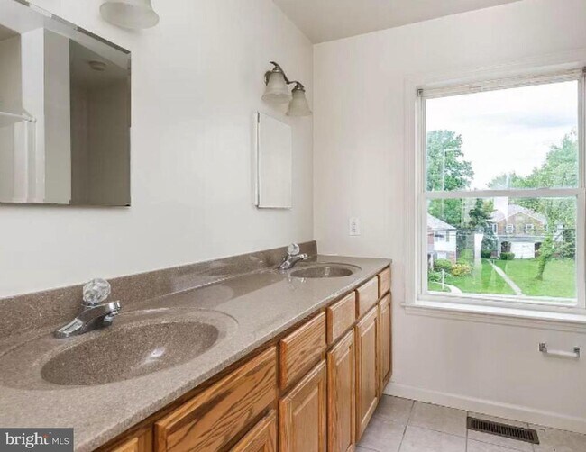 Building Photo - 5235 Crowson Ave