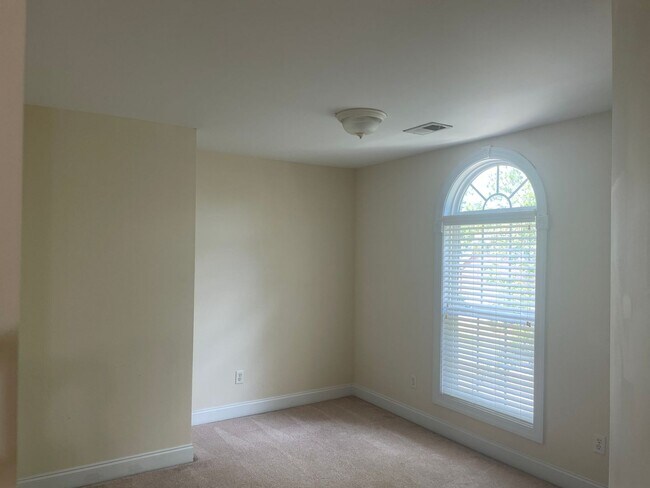 Building Photo - Outstanding Five Bedroom Three Full Bathro...