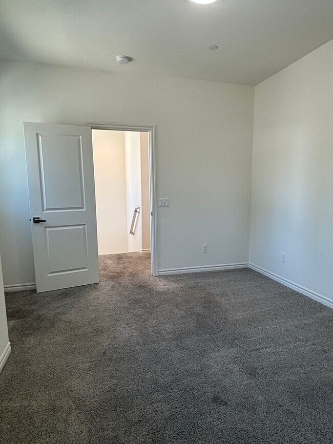 Building Photo - Bright Four-Bedroom Townhome in Whittier and Walkable Palm Park