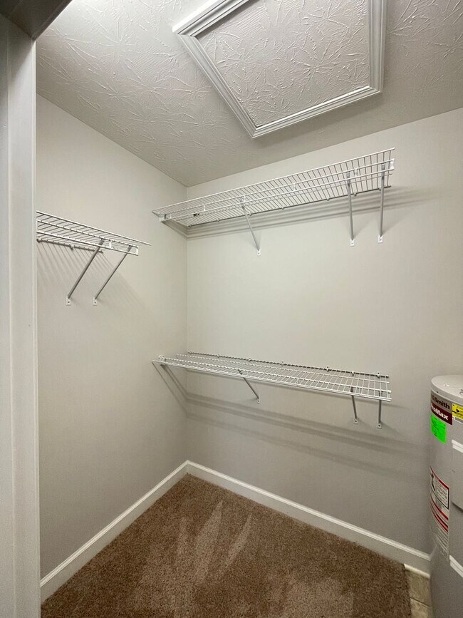 Building Photo - HALF OFF ONE MONTH AT 397B LOWER STONE!