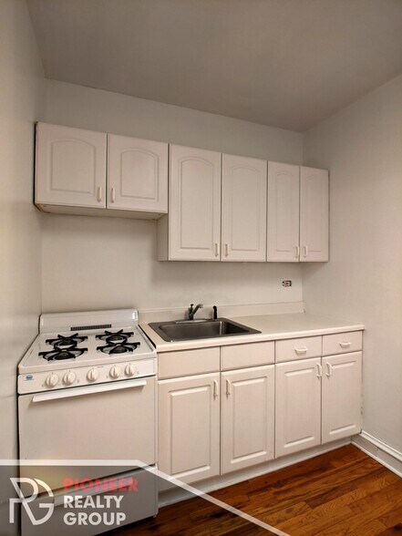 Building Photo - 546 W Wellington Ave