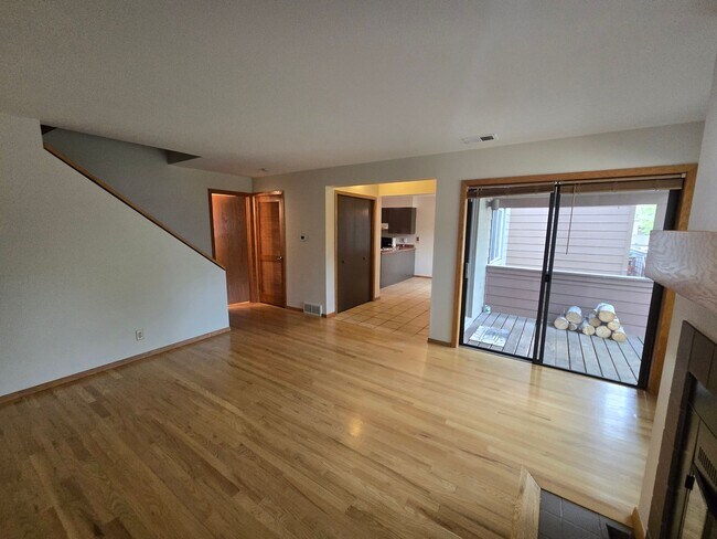 Building Photo - Super Clean and Private!