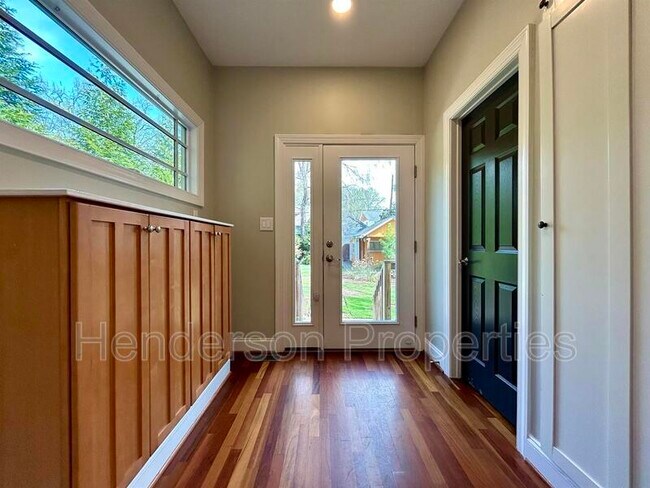 Building Photo - 2229 Chesterfield Ave