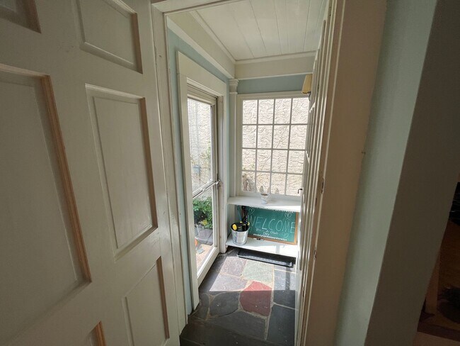 Building Photo - Beautiful East Rock Single Family House