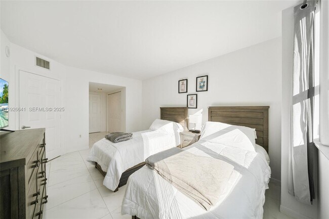 Building Photo - 1155 Brickell Bay Dr