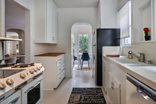 Building Photo - 1237 Hi Point St