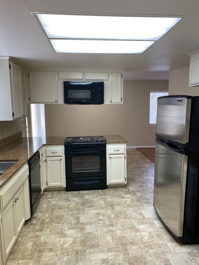 Building Photo - Adorable 3/2 on corner lot In Lake of the Pines