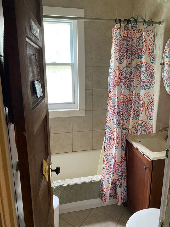 Building Photo - 560-2 Allen - Available 6/1/26 Spacious 2nd/3rd Floor Duplex With 3 Full Baths