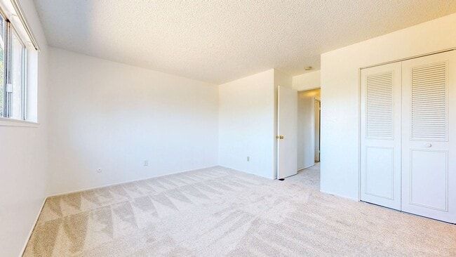 Building Photo - 4 Bedroom 2 Full Bathroom Single Family Ho...