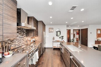 Building Photo - 1410 Hyde Park Blvd